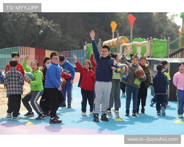 德清实验小学足球课：激发孩子运动兴趣培养团队协作精神